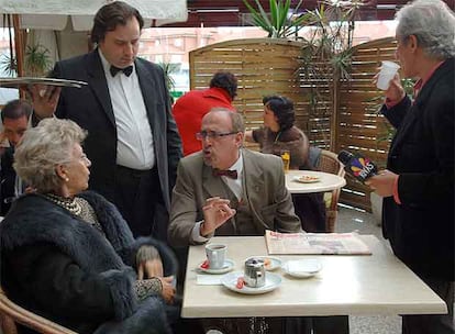 Pilar Bardem, José Masa (alcalde de Rivas) y Pepín Tre, en una pausa del rodaje.