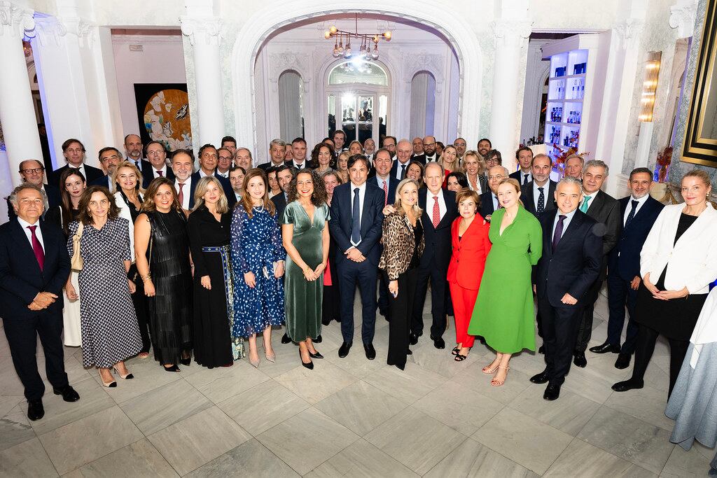 Foto de familia de la cena de gala inaugural del Legal Management Forum 2025 en el Club Alma Sensai (Calle del Príncipe de Vergara, 9, Madrid).