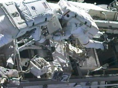 Imagen tomada de la televisión del paseo espacial de los astronautas Douglas H. Wheelock y Tracy Caldwell, el 7 de agosto, para arreglar una bomba del sistema de climatización de la Estación Espacial Internacional.