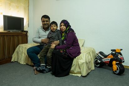 Desde la izquierda, Elahi Mohammad Fadle, el pequeño Tabib y Tania Sultana en su nuevo piso de alquiler en Usera, en Madrid.