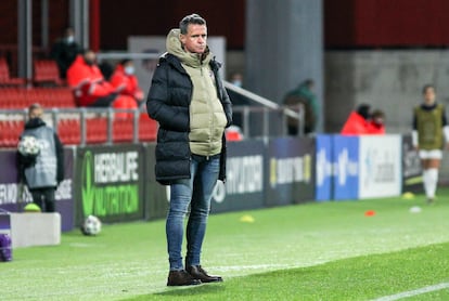 El exentrenador del Atlético Dani González, en un partido con el equipo rojiblanco el pasado diciembre en la Ciudad Deportiva Wanda, en Alcalá de Henares (Madrid).