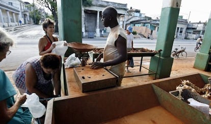 Cubanos comprar en un mercado poco abastecido en el barrio de Playa cen la Ciudad de La Habana. 