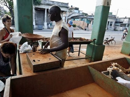 Cubanos comprar en un mercado poco abastecido en el barrio de Playa cen la Ciudad de La Habana. 