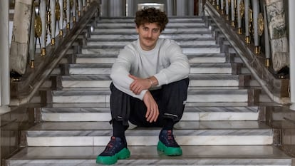 Jakub Józef Orliński, posa en el hall del Teatro Nacional de Varsovia, la ciudad en la que nació y vive esta estrella mundial de la ópera barroca.