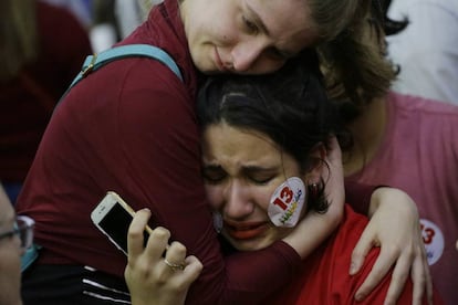 El desconsuelo de una votante de Fernando Haddad al conocer la victoria de Jair Bolsonaro.