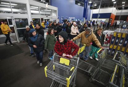 Un grupo de compradores entra en la tienda de tecnología Best Buy, en Chicago (EE UU). El día después de Acción de Gracias, conocido como Black Friday, marca el inicio de la temporada de compras navideñas, ocasión en la que las tiendas abren sus puertas desde la noche del jueves.