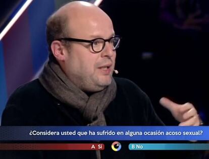 "Esta es una ley que acusa al hombre por el mero hecho de serlo, es una ley impresentable, es fascismo". Así hablaba sobre la Ley de Violencia de Género el tertuliano Salvador Sostres en el programa de Carlos Herrera '¿Cómo lo ves?', la gran apuesta de TVE para el sábado. Y no fue su única perla. A lo largo de su intervención en el debate sobre el acoso el tertuliano cuestionó la veracidad de las denuncias por maltrato y sacudió a las feministas (“un sector”, matizó), ante la mirada de Santiago Segura, Marta Robles, Isabel Gemio y Cayetana Guillén Cuervo. Las redes sociales se cebaron con el escritor, cuya idoneidad para hablar de acoso ya había sido cuestionada por sus famosas declaraciones en un programa de Telemadrid. '¿Cómo lo ves?' fue objeto cada sábado de críticas desde varios frentes. Finalmente, fue suprimido por sus bajas audiencias.