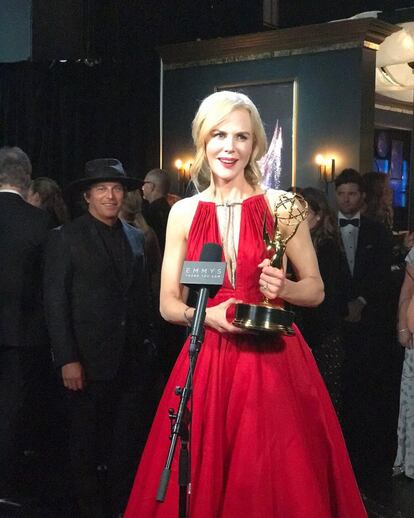Nicole Kidman, ganadora del Emmy como Mejor actriz protagonista de miniserie o tv movie por su trabajo en 'Big Little Lies', atiende a los medios en el 'backstage'.