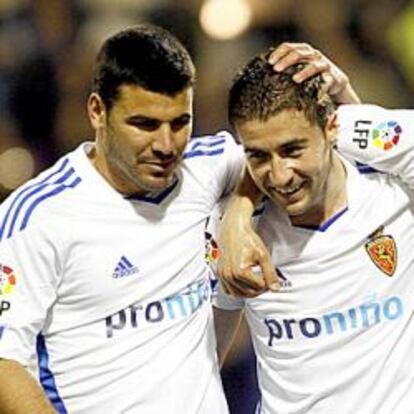 Jugadores del Real Zaragoza celebran un gol