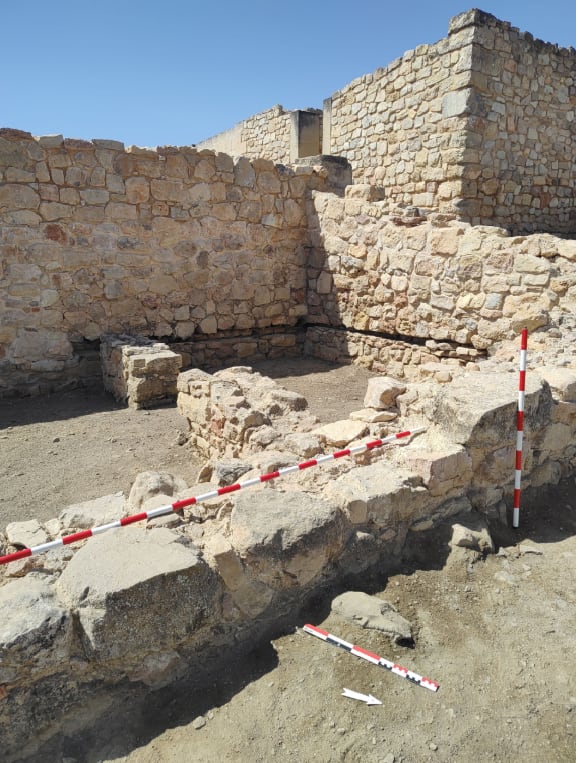 Muro del foro donde se halló la cabeza íbera de Libisosa.