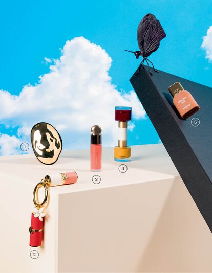 Maquillajes en la cumbre 1. Eyeshadow 5 Colours, de Byredo. Sombras de ojos de polvo prensado, fáciles de difuminar y de larga duración, con tres acabados: mate, metálico y ultrabrillante. 62 euros, en Abanuc. 2. Mini Tints, de Carolina Herrera Beauty. Bálsamos veganos con color que refrescan, hidratan y mejoran el tono natural de los labios. Vienen con carcasas, tapones y colgantes que se pueden mezclar. 62 euros. 3. Soft Pinch, de Rare Beauty. Colorete líquido que se extiende y fija para proporcionar un rubor sutil pero duradero. Disponible en acabado mate y brillante. 21,99 euros, en Sephora. 4. Nail Enamel, de Hermès. Colección de 24 tonos que proporcionan un color intenso, duradero y con brillo espejo. 45 euros por unidad. 5. Phyto-Teint Nude, de Sisley. Base fluida de cobertura ligera y acabado natural, con Vita-Light, que potencia la luminosidad y mejora la vitalidad de la piel. Disponible en 18 tonos. 75 euros.