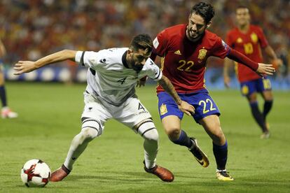 Isco disputa el bal&oacute;n a Hysaj durante el partido que enfrent&oacute; a Espa&ntilde;a y Albania.