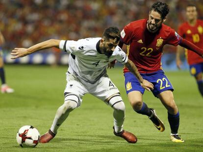 Isco disputa el bal&oacute;n a Hysaj durante el partido que enfrent&oacute; a Espa&ntilde;a y Albania.