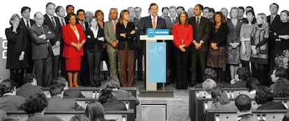 En 2009, Rajoy, rodeado de la cúpula popular, aseguró que Gürtel "no es una trama del PP, sino contra el PP". En la imagen, coloreados, los miembros del partido que terminaron salpicados por tramas de corrupción (de izquierda a derecha): Rita Barberá, Federico Trillo, Esperanza Aguirre, Javier Arenas, María Dolores de Cospedal, Mariano Rajoy, Ana Mato, Francisco Camps y Ana Botella.