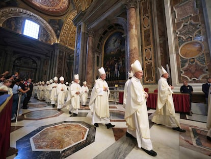 Varios cardenales llegan a la basílica de San Pedro para celebrar una misa en memoria de Francisco, este sábado en el Vaticano.