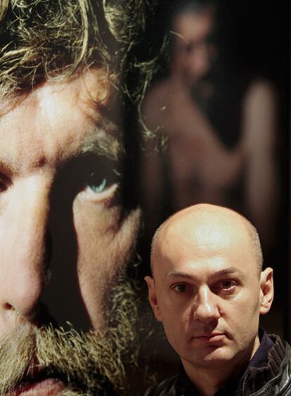 En la nueva exposición titulada 'Terre de personne' que presenta ahora en Madrid (sala Alcalá 31) Pierre Gonnord (Cholet, Francia, 1963) presenta una serie de retratos realizados en los últimos meses en el norte de España y Portugal cuyos protagonistas son mineros, marineros y habitantes de zonas rurales. Como novedad expone también por primera vez algunos paisajes, en lo que supone su apertura hacia un nuevo género fotográfico y otros territorios creativos