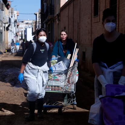 CATARROJA (VALENCIA), 10/11/2024.-Decenas de voluntarios continuan extrayendo lodo de las calles, este domingo, en la población de l`horta Sud de Catarroja. Doce días después de la dana, los servicios de emergencia siguen buscando a personas desaparecidas en Valencia e intentan dotar a la zona de servicios básicos, mientras miles de voluntarios colaboran sin descanso en los pueblos arrasados por el agua y se encara una semana que traerá la paulatina reapertura de comunicaciones con el área metropolitana y el centro de España.- EFE/Miguel Ángel Polo