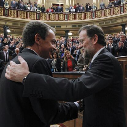 José Luis Rodríguez Zapatero felicita al presidente electo, Mariano Rajoy, tras la votación de investidura.