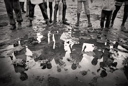 Niños jugando en la lluvia y el barro en el centro de Nabulli bon.