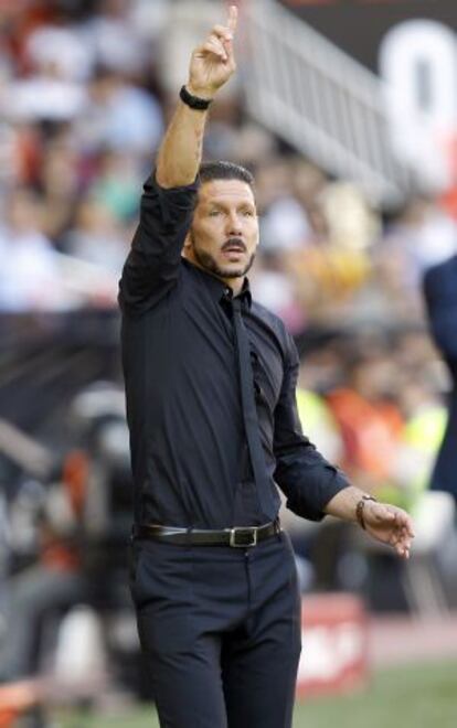 Simeone gesticula durante el partido ante el Valencia