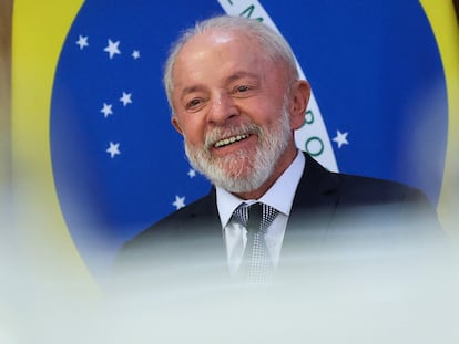 El presidente Lula sonríe durante el acto para presentar el proyecto de ley para bajar los impuestos a la clase media