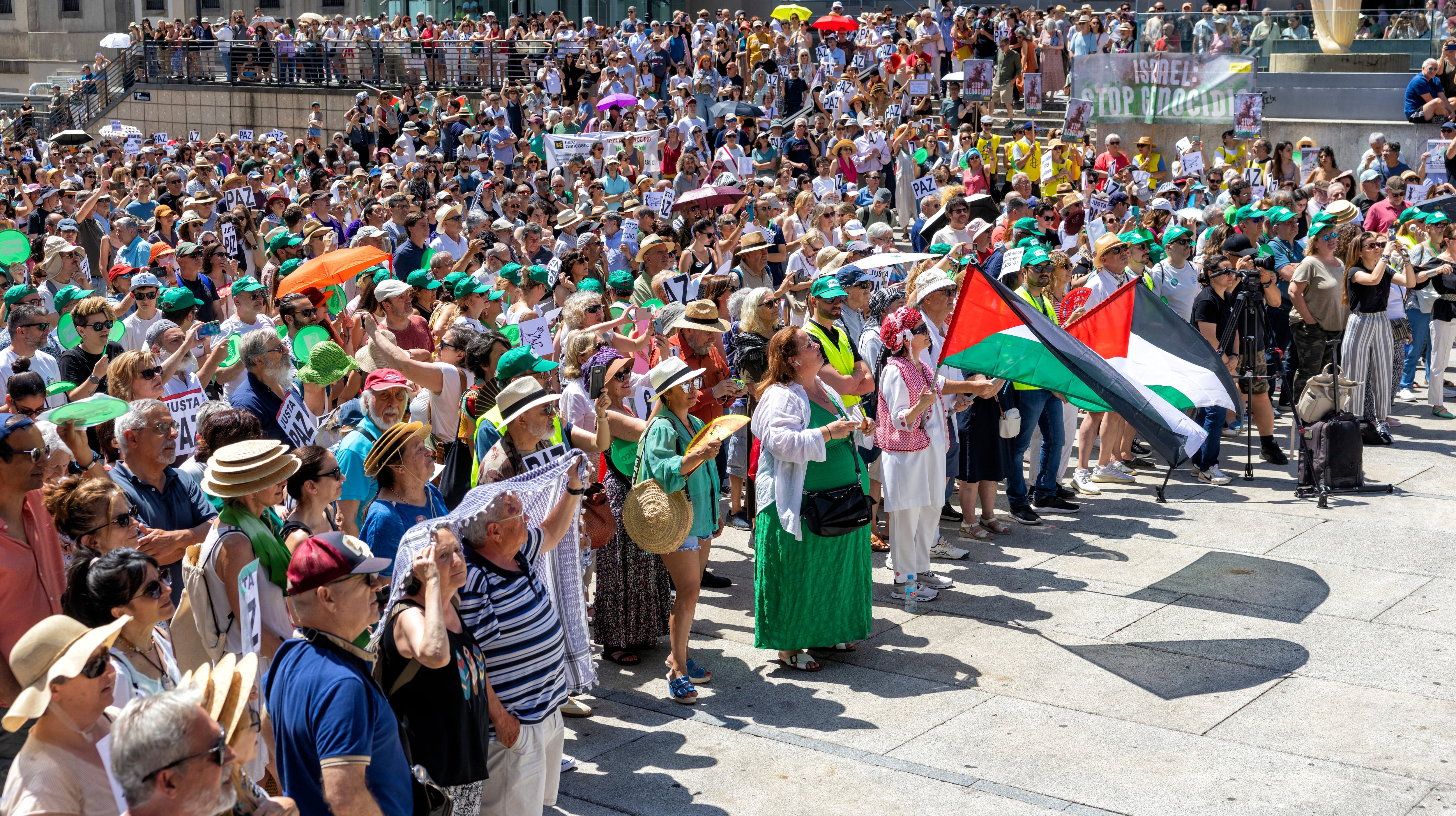 Miles de personas exigen parar el “genocidio” de Gaza y rinden homenaje a los periodistas: “ Son nuestros ojos en Palestina”