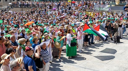 Centenares de participantes en favor de Palestina junto al Museo Reina Sofía de Madrid, este sábado.