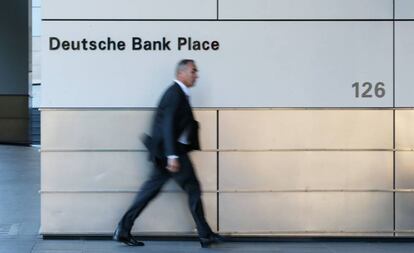 Un hombre camina junto a las oficinas de Deutsche Bank en Sidney (Australia).