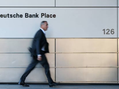 Un hombre camina junto a las oficinas de Deutsche Bank en Sidney (Australia).