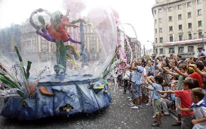 La ballena Baly y su familia volvieron a salir ayer del mar para dar su habitual paseo por la Gran Vía bilbaína ante la atónita mirada de miles de niños.