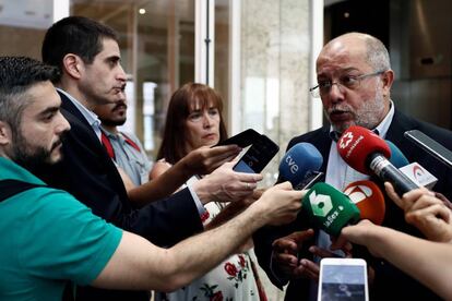 El portavoz de Sanidad del GPCs, Francisco Igea, durante la presentación en el Registro del Congreso de los Diputados de una iniciativa para reformar el Código Penal para perseguir las pseudoterapias.