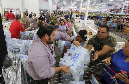 Moradores de Miami se abastecem em um supermercado antes da chegada do Irma.