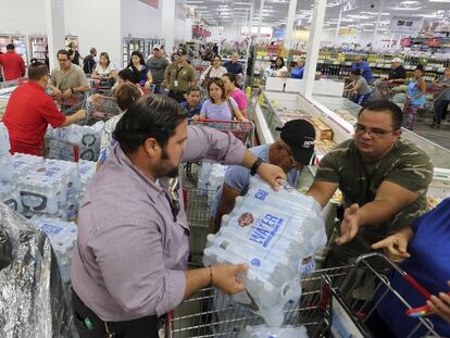 Moradores de Miami se abastecem em um supermercado antes da chegada do Irma.