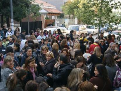Padres, alumnos y profesores del colegio público Cervantes de Godella, ayer, en la protesta contra los recortes del Consell.