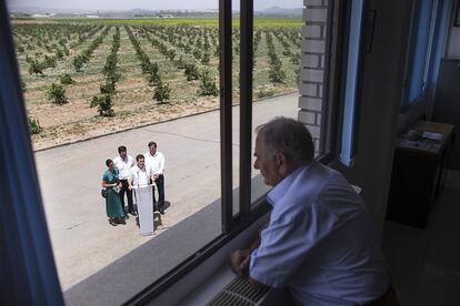 Albert Rivera pronuncia un mitin en la finca Supra, en la localidad sevillana de Tocina, donde un vecino le observa desde la ventana de su vivienda, en junio de 2016.