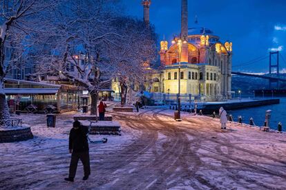Un residente camina cerca de la Mezquita Mecidiye, en Estambul, Turquía. Una tormenta nocturna trajo fuertes nevadas a la ciudad turca, cubriéndola de nieve, y obligó a cancelar todos los vuelos en los aeropuertos.