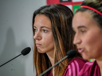 Aitana Bonmatí, junto a Mariona Caldentey, durante la rueda de prensa este lunes en Córdoba.