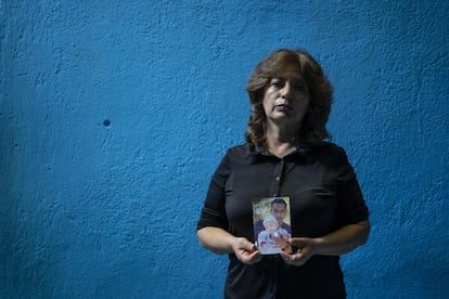 Marta Silva, esposa de un policía de Jalpa desaparecido hace diez años, muestra su fotografía en su casa, el 26 de agosto.