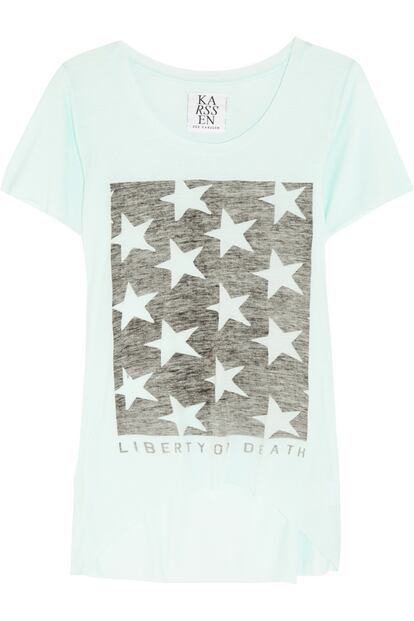 Camiseta verde agua con print de estrellas. Es de Zoe Karssen (64 euros).