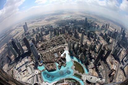 Fotografía aérea Dubai tomada desde la sala de estar más alta del mundo, inaugurada este miércoles en la torre Burj Khalifa de Dubai (Emiratos Árabes Unidos).