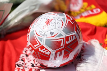 Un balón de fútbol con mensajes para Diogo Jota se puede ver entre otros objetos en el memorial a Diogo Jota, en el exterior de Anfield, en Liverpool.