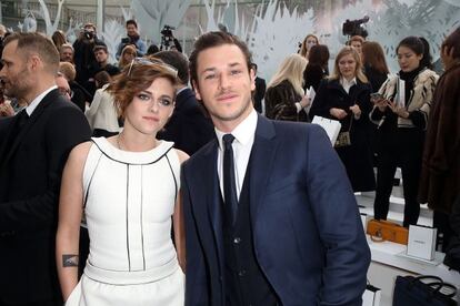 Los actores Kristen Stewart, imagen de la colección Metiérs D'Arts Paris-Dallas de Chanel, y Gaspard Ulliel, rostro de la fragancia Bleu, asistieron al desfile de la 'maison' en París.