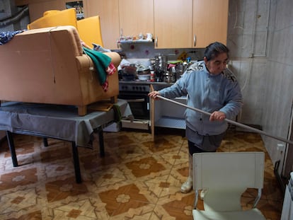 Una vecina de Tudela (Navarra) limpia su cocina tras verse anegada por las inundaciones, este lunes.