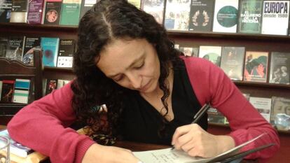 Lina Meruane durante la firma de aut&oacute;grafos en una librer&iacute;a de Lima.  