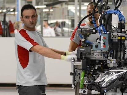 Un operario en una fábrica de coches. 