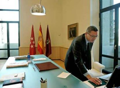 Alberto Ruiz-Gallardón, en la mesa de trabajo de su nuevo despacho en el Palacio de Telecomunicaciones de Cibeles.