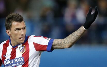 Mario Mandzukic tras marcarle un gol en Liga al Almería.