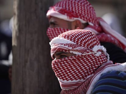 Manifestantes durante los enfrentamientos entre palestinos e israel&iacute;es durante una concentraci&oacute;n en apoyo a Jader Adnan Musa.