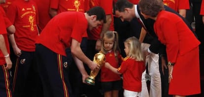 Las infantas Sofía y Leonor junto con el capitán de la selección Iker Casillas