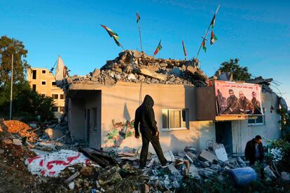 Palestinos en los restos de la casa de Qassam Barghouti, demolida por las fuerzas israelíes en Cisjordania.